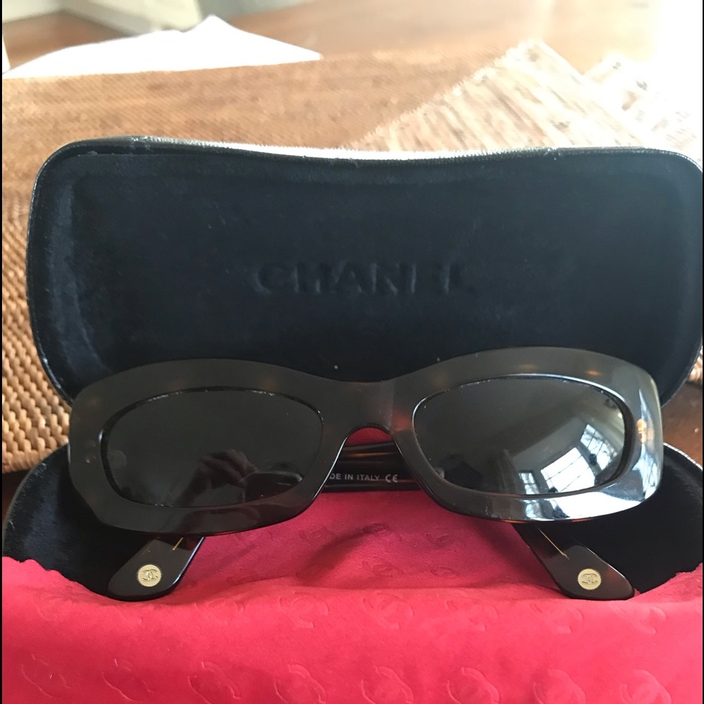 Woman’s CHANEL sunglasses 🕶